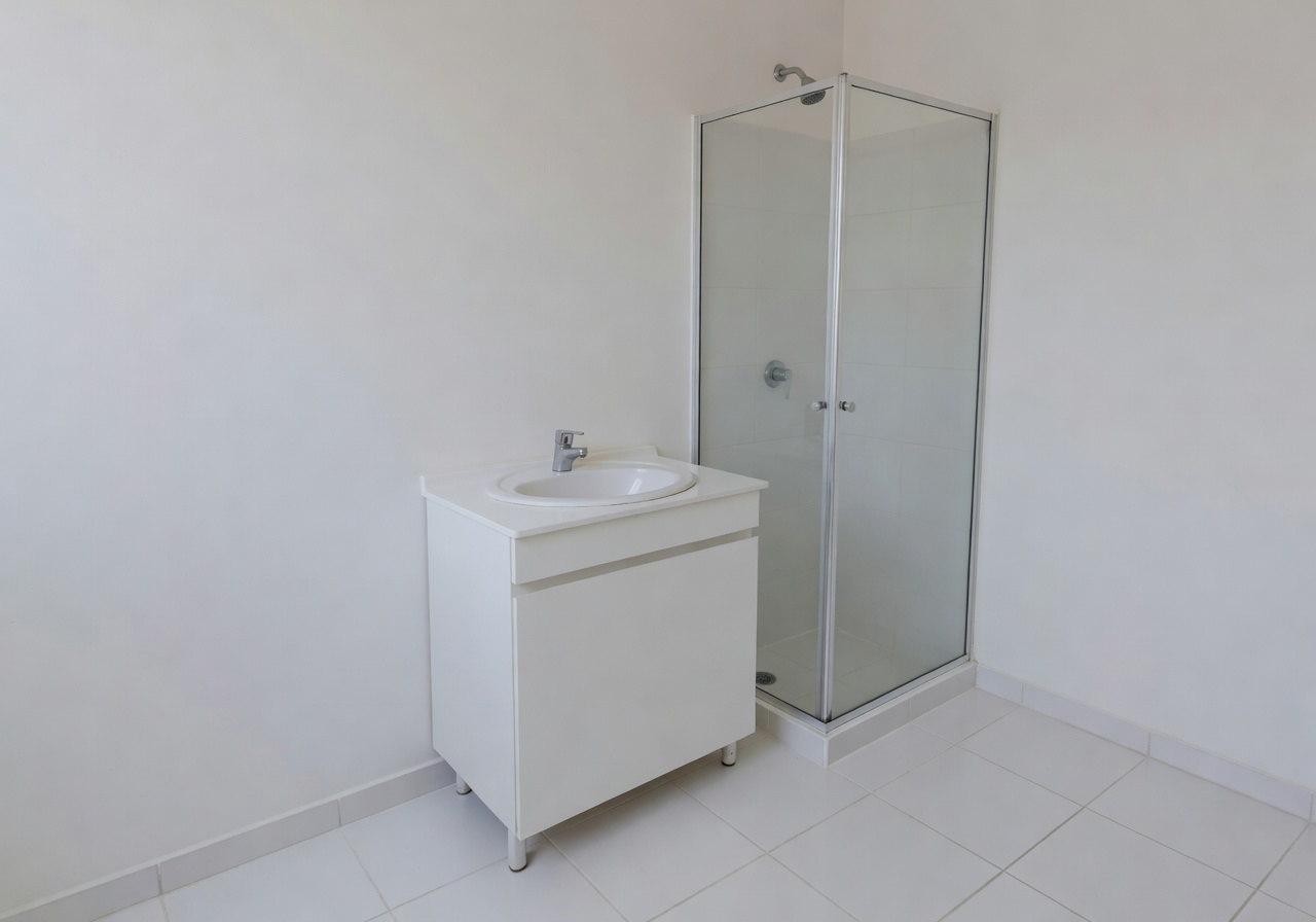 Basic bathroom before AI bathroom remodel